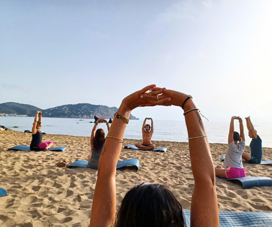 DM-actividades-yoga-en-playa-ibiza